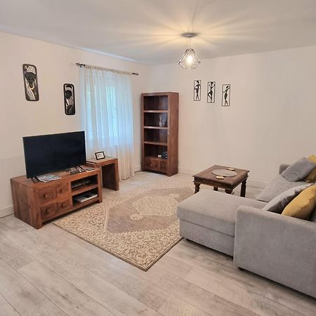 Spacious Two Bedroom Apartment With One Parking Space Thame Exterior photo