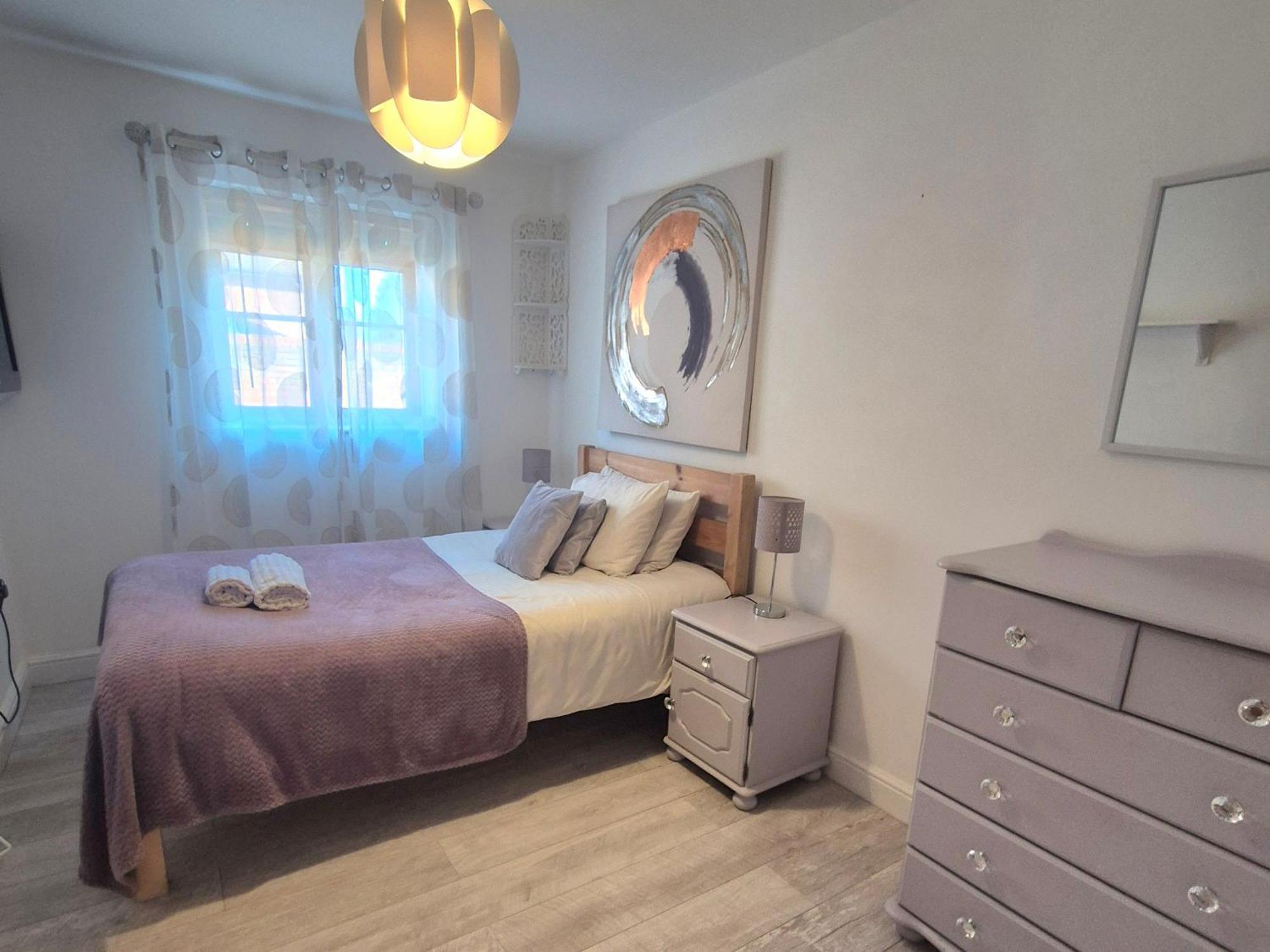 Spacious Two Bedroom Apartment With One Parking Space Thame Exterior photo