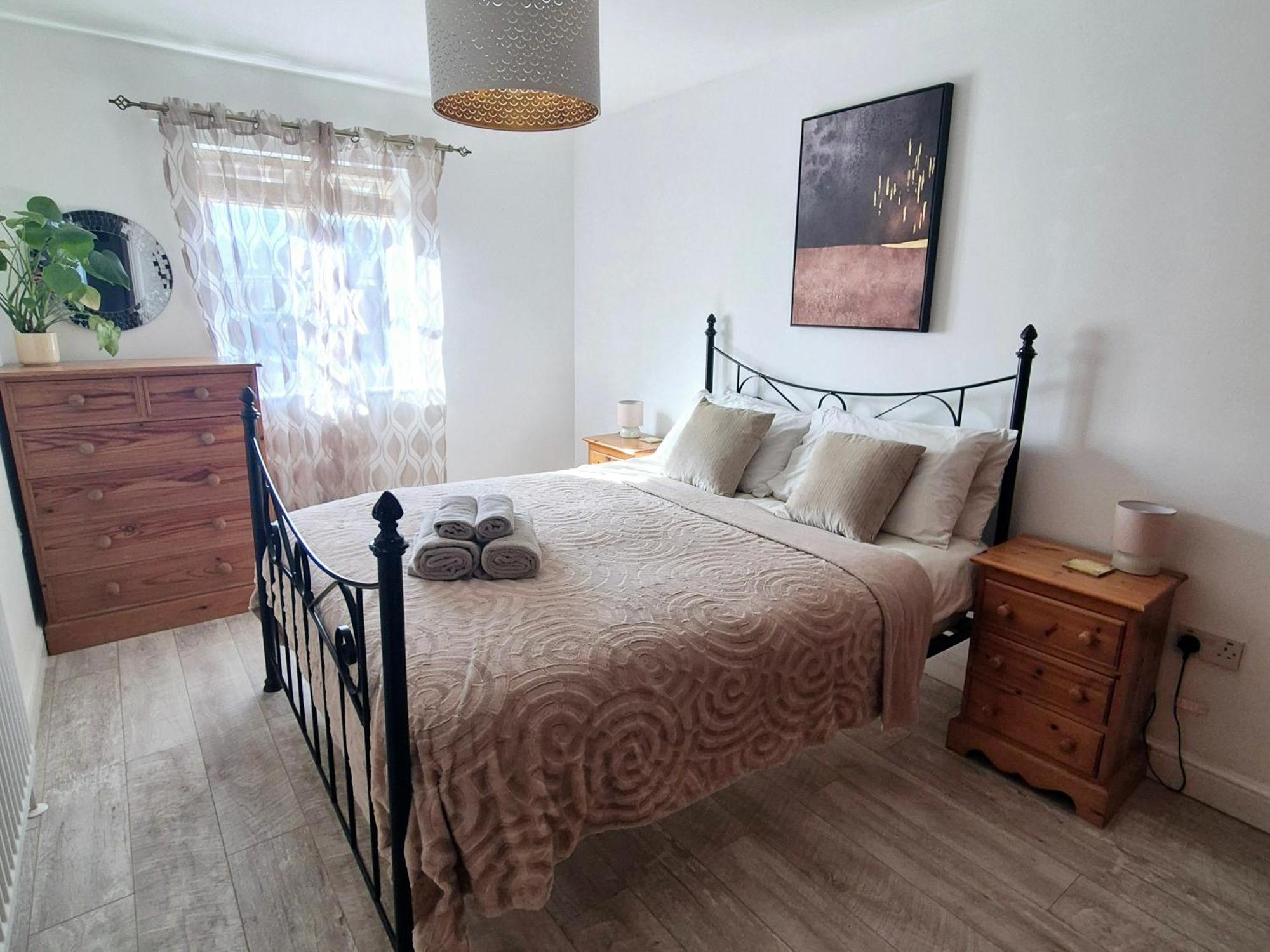 Spacious Two Bedroom Apartment With One Parking Space Thame Exterior photo